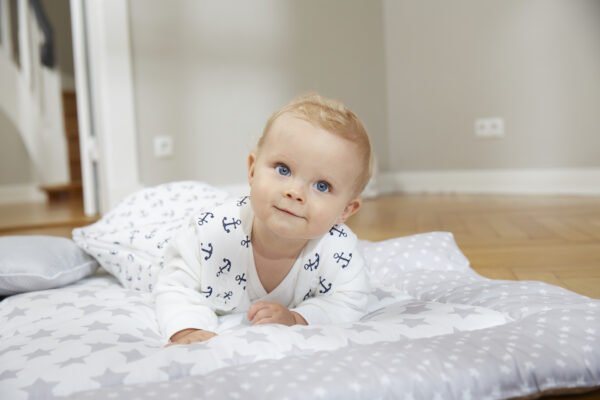 Kleinkind auf Boden trägt den Schlafsack ALVI® Baby-Mäxchen