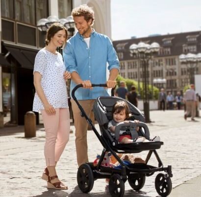 Junge Eltern mit Kind im BRITAX RÖMER BRITAX GO BIG Kinderwagen