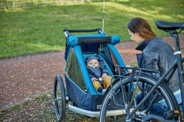 Mit einer speziellen Deichsel kann der Croozer® Kid Plus for 2 vom Buggy zum Fahrradanhänger umfunktioniert werden