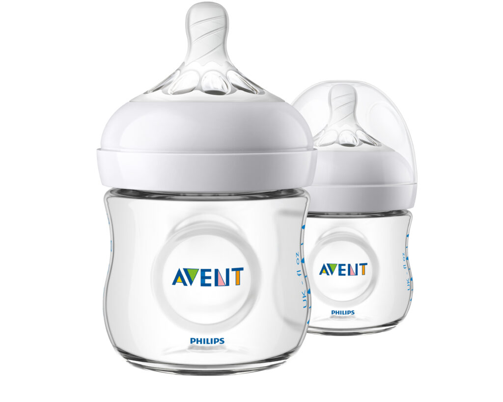 Produktansicht von zwei Philips Avent Natural-Babyflaschen in der Größe 125 ml, wobei eine einen Deckel hat