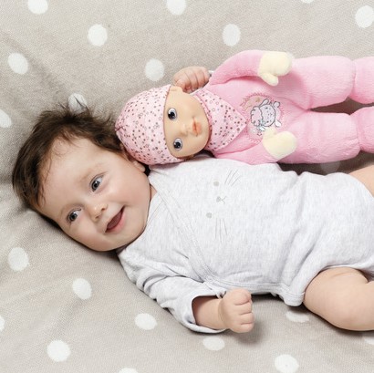 Baby liegt in Bett mit Zapf Creation® Baby Annabell®